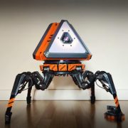 一位《Apex Legends》粉丝创造了一个真人大小的行走机器人战利品蜱虫！